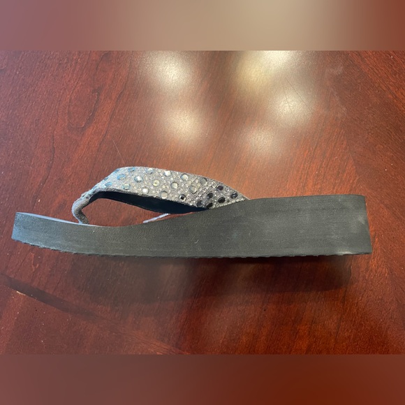 NWOT Yellow Box Platform Flip Flops with Silver Accents 11M - Picture 7 of 8